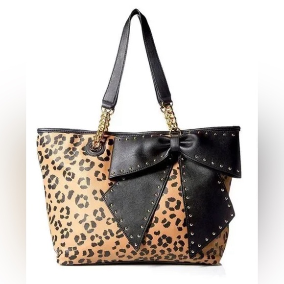 Betsey Johnson Handbags - Closure type
Clamp
Outer material
Leather
Style
Tote Bag
Number of pockets
3